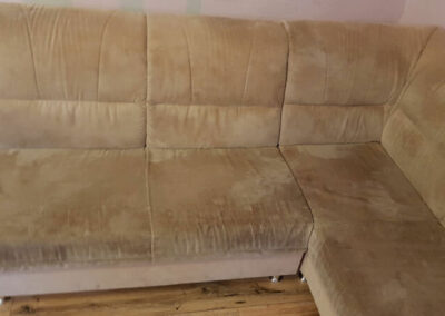 verschmutztes braunes Sofa vor der Reinigung